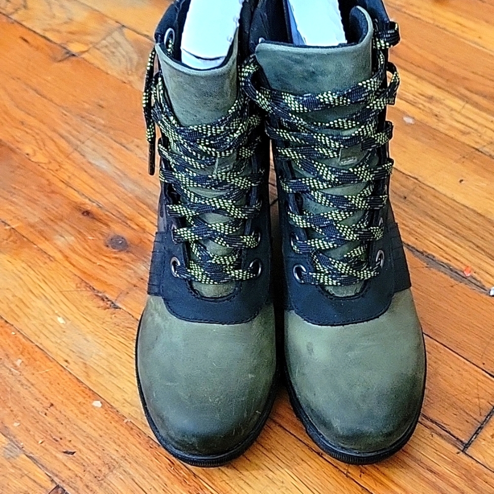Womens pre-owned sorel shoes size 7.5